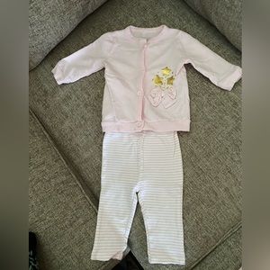NWOT 6-9 m  girl 3 piece outfit (1 onesie,1 open sweater,1 pair of soft pants